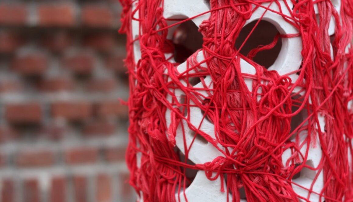 Camilla Marinoni, Il desiderio originale, 2017, 35 x 195 cm, ceramica, cotone e ferro